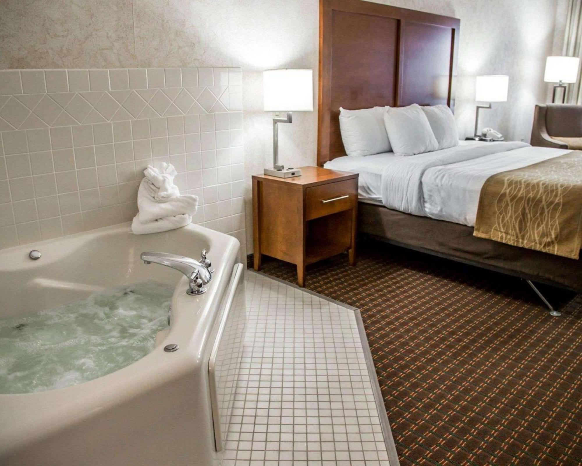 Comfort Inn & Suites Riverview Near Davenport And I-80 Le Claire Ngoại thất bức ảnh